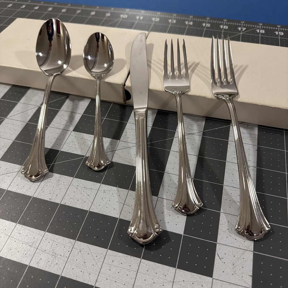 International Stainless Resplendence (1) 5-Piece Place Setting Stainless Korea